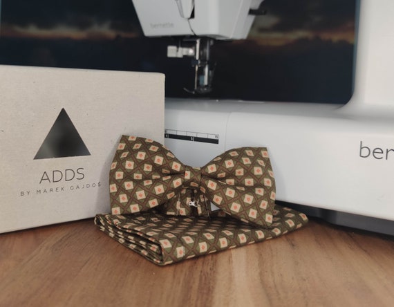 Men's bow tie and handkerchief set: Sophisticated accessories in brown with a light shade of green and a geometric pattern