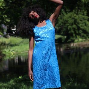 Vintage y2k Blue Sleeveless Midi Dress | 2000s Bodycon Summer Dress with Leaf Print – Sleek Minimalist Evening Look