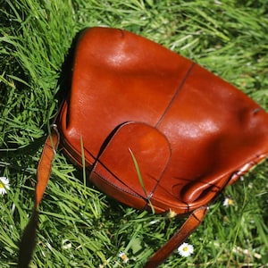 Bolso de hombro vintage de piel de los años 70 / Monedero marrón auténtico / Bolso de mano minimalista retro / Estilo clásico para el día a día
