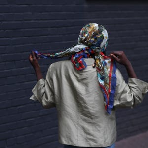 Vintage Bold Schal | Maritime Schatzkarte für Frauen, roter und blauer Rand | Klassisches Luxus-Accessoire Parisian Chic
