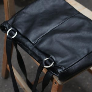Vintage 90er Jahre Schwarze Leder Umhängetasche - Minimalistische Leder Hobo Tote - Alltags Arbeitstasche - Klassisch unverzichtbar
