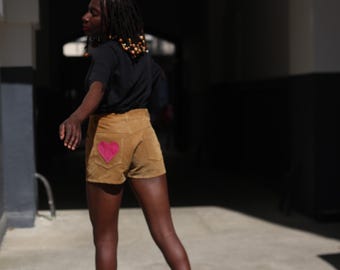 Shorts de camurça vintage dos anos 70: couro marrom de cintura alta com patchwork de corações