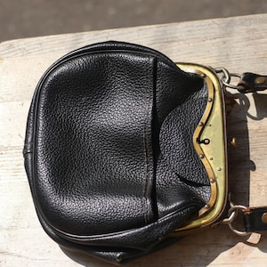 Vintage Schwarze Leder Umhängetasche | Kiss Lock Geldbörse | 90er Jahre Kleine Umhängetasche | Messingrahmen Handtasche | Retro Minimalistische Umhängetasche