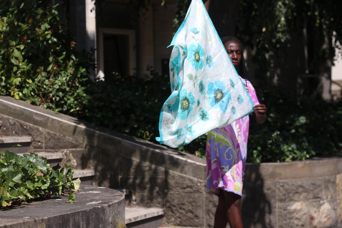 Vintage Hand Painted Silk Scarf - 90s Turquoise Floral Shawl, foto 1 di 5