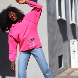 Vintage jaren 80 warmroze grafische sweater – Oversized trui met ritsvak en cartoonpatch – Funky retro-streetwear