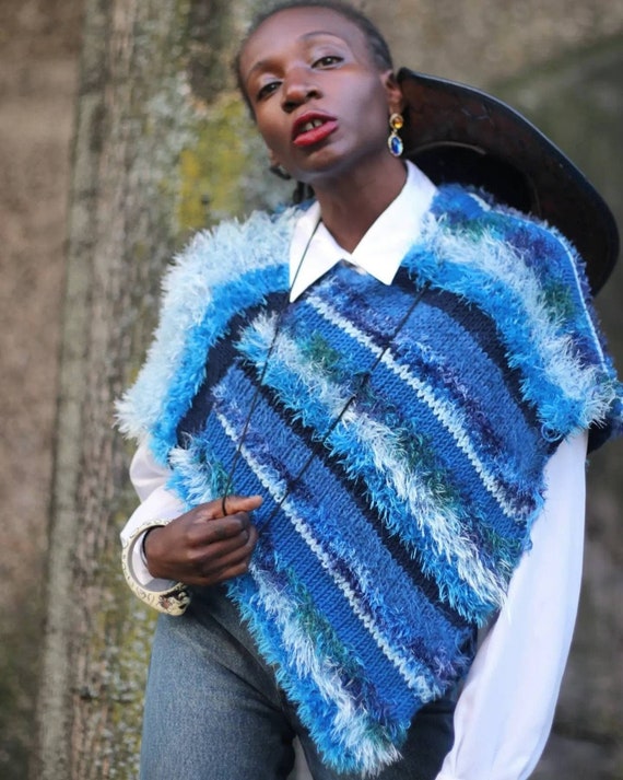 Poncho azul texturizado de los anos 90 Poncho kitsch shaggy azul vintage Chaleco para ella Chaleco de invierno Shaggy occidental