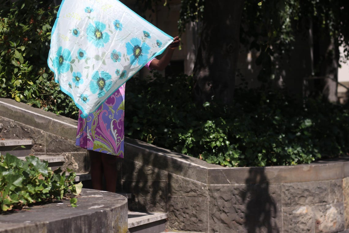 Vintage Hand Painted Silk Scarf - 90s Turquoise Floral Shawl, foto 3 di 5