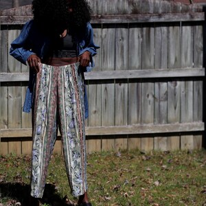 Jaren 90 gebloemde rayonbroek: vintage wijde broek met hoge taille