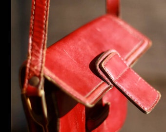 Vintage Minimalist mini handbag in red| 80s compact classic shoulder bag