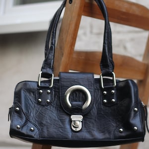 Bolso Dolce & Gabbana vintage Y2K de piel negra con herrajes plateados. Bolso de hombro de diseño con un toque rockero y chic. Un bolso de moda poco común de los años 2000.