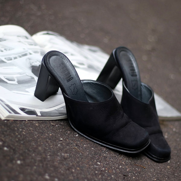 70s Leather Clogs in Black| Vintage black leather heels Retro| Minimalist chic purist pumps