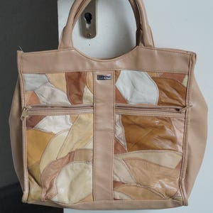 Könnte beinhalten: Set aus drei Keramikbechern mit gesprenkelter, matter Oberfläche. Jeder Becher hat eine andere Farbe: hellblau, creme und grau. Die Becher haben ein schlichtes, modernes Design und einen bequemen Griff.