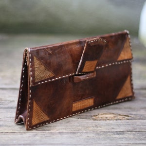 Clutch de los años 70 hecho a mano / Bolso compacto vintage de cuero marrón / Mini bolso minimalista monocromático con detalles de estampado animal