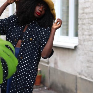 Blazer à pois Louis Féraud vintage des années 80 | Duster surdimensionné noir et blanc avec poches pour femme des années 80 | Chemise longue noire et blanche
