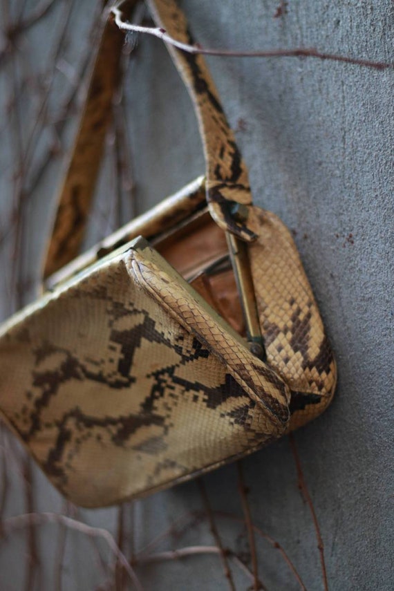 70s snake skin handbag| Vintage brown compact sho… - image 4