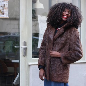 Vintage chokladbrun pälskappa: 70-tals parisisk glamourös ytterkläder bild 3