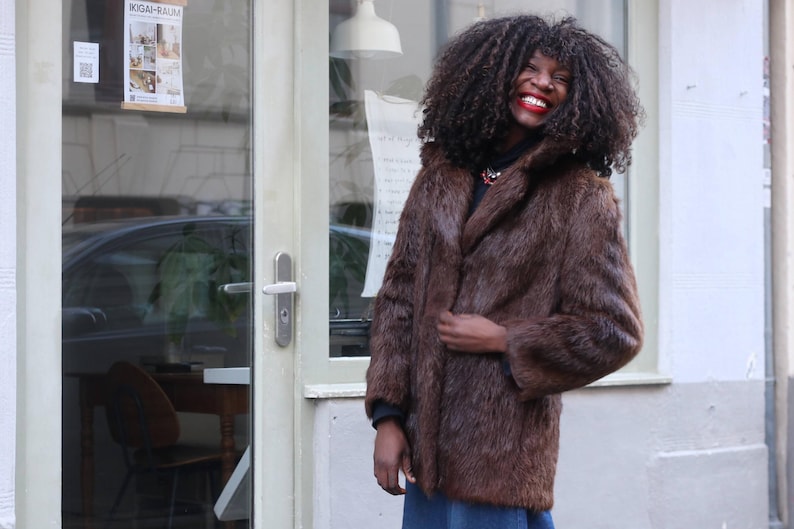 Vintage chokladbrun pälskappa: 70-tals parisisk glamourös ytterkläder bild 3