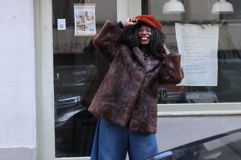 Vintage chokladbrun pälskappa: 70-tals parisisk glamourös ytterkläder bild 16