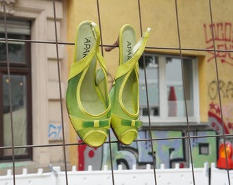 Scarpe con tacco a spillo vintage anni '90 in pelle verde lime, taglia 38, con punta aperta e fiocco.