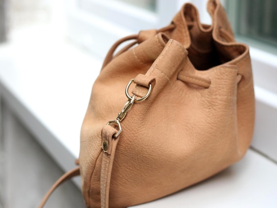 Borsa a tracolla con coulisse in pelle vintage/Borsa a secchiello