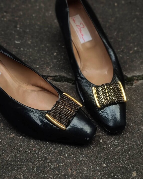 Zapatos negros de los 80 con detalles dorados Tacones Vintage Via