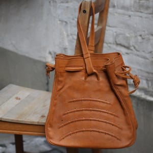 Bolso de cuero con cordón de los años 70 / Bolso de hombro minimalista vintage para mujer con asa llamativa / Bolso grande marrón con detalles plisados /