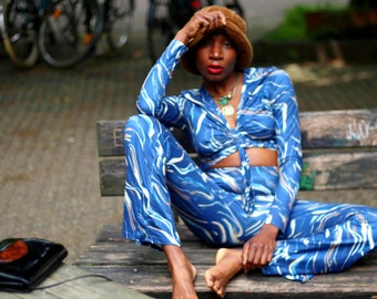 Zweiteiliger Hosenanzug aus den 70ern | Blauer Vintage-Anzug für Damen mit psychedelischem Aufdruck | Maximalistischer Sommeranzug für Damen