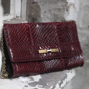 Vintage Burgunder Lederclutch | Schlangenlederprägung Kettenriemen Umhängetasche | Retro Abendtasche | Strukturiert & Elegant