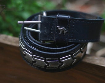 Cinturón de cuero camel de los años 90 / Cinturón unisex con tachuelas vintage / Cinturón de diseñador Rock n roll de inspiración occidental