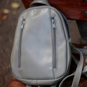 Mini-Rucksack im Leder-Look mit Reißverschlusstaschen – kleiner, schicker Tagesrucksack für Frauen – stilvolle Tasche aus Kunstleder oder echtem Leder