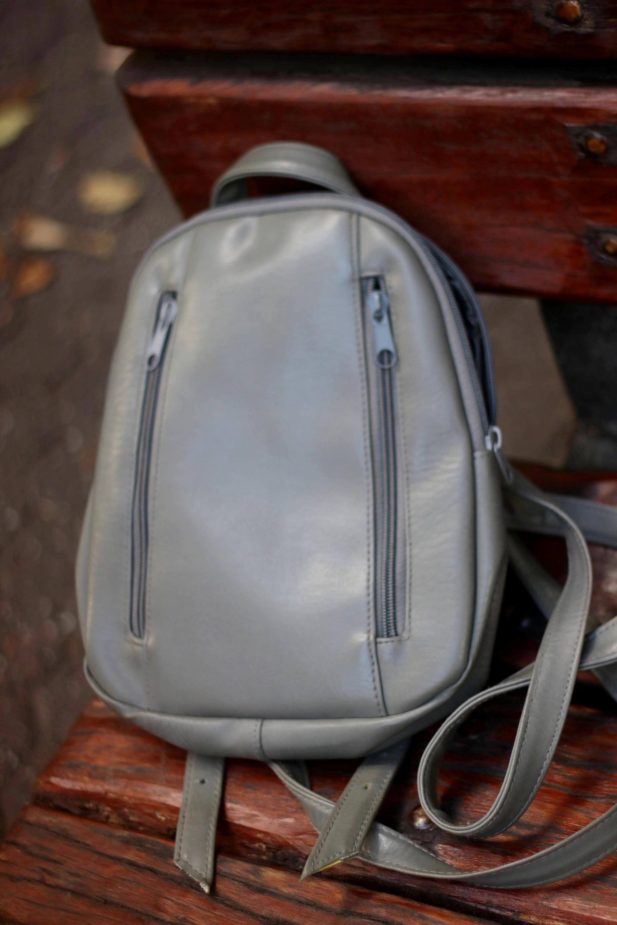 Vintage Leather-look Mini Backpack: Chic Women display picture 3