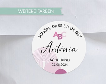 SCHULKIND Aufkleber personalisiert SCHÖN, dass du da bist | 12x Stück rund, 5 cm | Einschulung | Regenbogen Boho Design Mimi und Anton