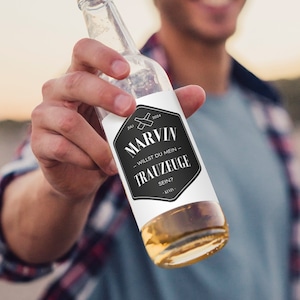 Il testimone chiede all'uomo | L'etichetta personalizzata della bottiglia di birra migliore amico mette in discussione il design moderno in stile hipster di Mimi e Anton