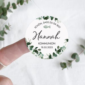 Adesivo COMUNIONE È bello che tu sia qui | personalizzato | 12x tondo 5 cm | Cresima Battesimo Giovani Consacrazione | Eucalipto Mimi e Anton