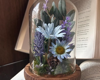 Glas Cloche Bücherregal Dekor mit lila und blauen Blumen | einzigartiges eklektisches Einweihungsgeschenk | Blumige Schreibtischdekoration mit Tannenzapfen