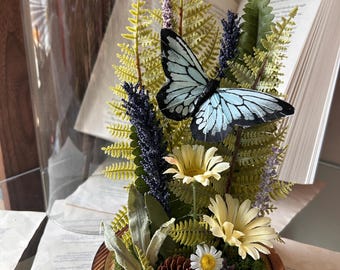Große Waldblümchen Glas Cloche mit Schmetterlingen | wunderliches Waldthema Babypartydekor | Fantasy Bücherregal Deko Geschenk