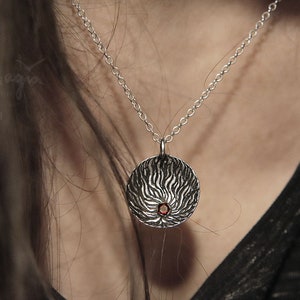 Flammen Anhänger INNERE FLAMME mit Granat, Flammen Amulett in Silber, Göttinnen Spirit Anhänger