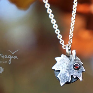 Blatt Anhänger AHORN in Silber mit Granat, Blatt Schmuck, Baum Schmuck, Natur Schmuck Anhänger