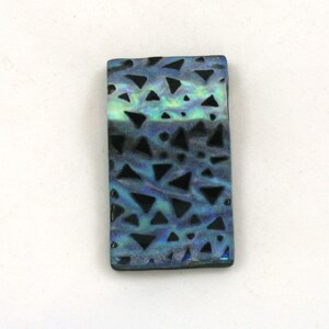 1 handgemachte geätzte Dichroic Glas Schmuck Anhänger Perle - 43 x 24 mm - Rechteck Form mit Dreieck Muster - Fokalstück