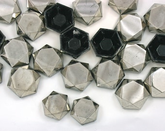 2 stora vintage antika metalliska silverpärlor med spikhuvud - 2-håls gjuten fasetterad hexagon - tjeckiskt glas - sy-på-pärlor - 2 storlekar - 27 mm och 23 mm