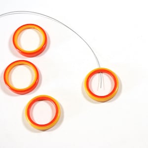 ヴィンテージ モッド プラスチック 1 穴ビーズ 2 個 - グルーヴィーなイエロー & オレンジ 円形ビーズ - ネックレス用 28 mm 1 インチ 円形ペンダント - イヤリング用ダングル ペア