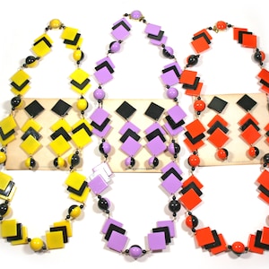 Ensemble collier et boucles d&#39;oreilles Allemagne de l&#39;Ouest des années 1960 - nouvelles boucles d&#39;oreilles clip pendantes en plastique Mod vintage ~ carte originale - bijoux Mid-Century signés