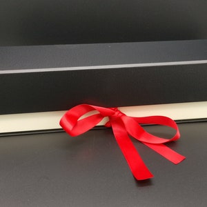 Opbergdoos voor kaarsen (zwart met rode satijnen strik)