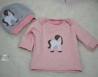 BabyShirt in Gr. 56 bestickt mit kleinem Pferd, Mütze nicht im Lieferumfang enthalten, kann im Shop erworben werden