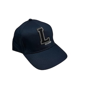Könnte beinhalten: Eine dunkelblaue Baseballkappe mit einem schwarzen Filzbuchstaben L und dem gestickten Text "EST. 2019" auf der Vorderseite.