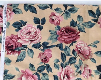 Puede incluir: Tela beige con estampado floral con rosas rosas y burdeos con hojas verdes. La tela está etiquetada como "Coventry Collection by Hoffman California Fabrics".