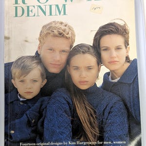 Puede incluir: Portada de libro con el t&iacute;tulo "ROWAN DENIM" en verde. La imagen muestra una familia de cuatro personas con jers&eacute;is de punto azules. El texto dice: "Catorce dise&ntilde;os originales de Kim Hargreaves para hombres, mujeres y ni&ntilde;os en Rowan Denim."