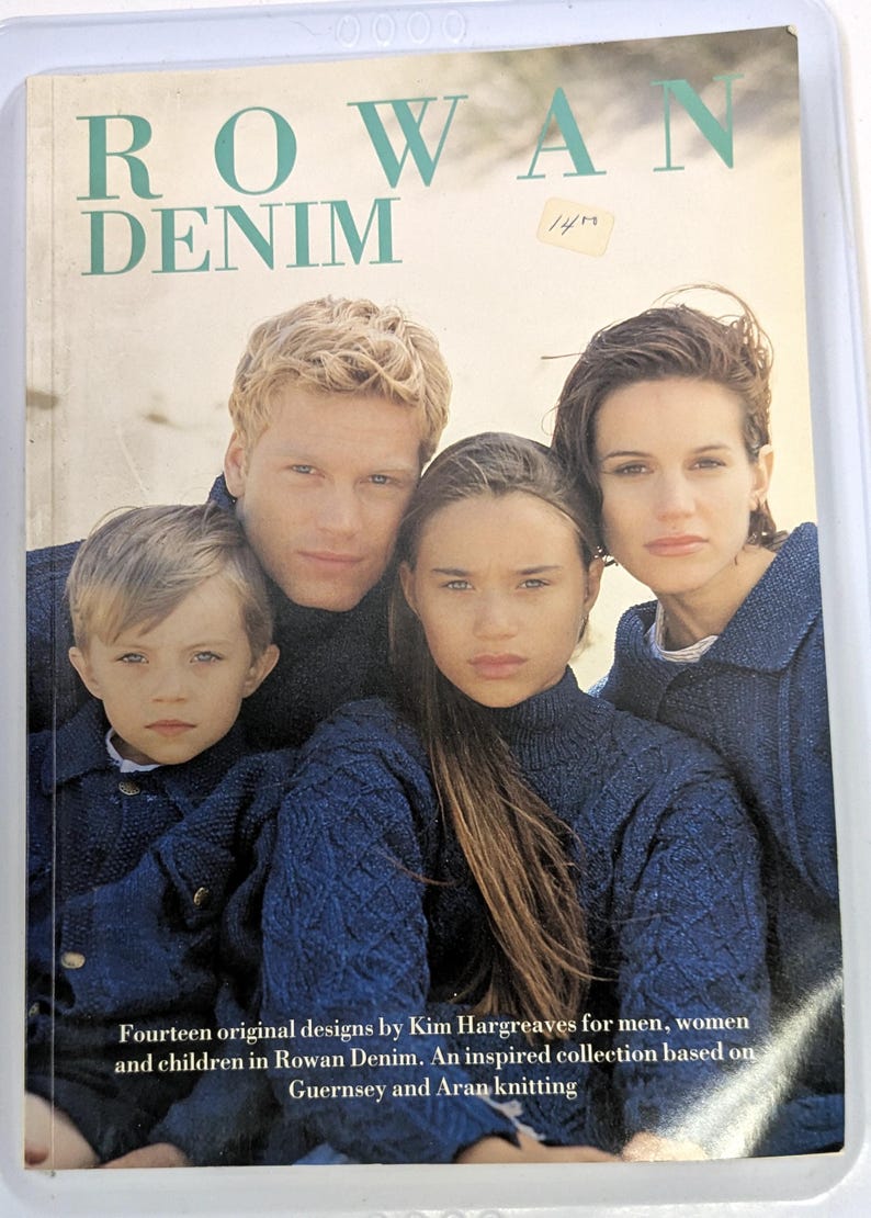 Puede incluir: Portada de libro con el t&iacute;tulo "ROWAN DENIM" en verde. La imagen muestra una familia de cuatro personas con jers&eacute;is de punto azules. El texto dice: "Catorce dise&ntilde;os originales de Kim Hargreaves para hombres, mujeres y ni&ntilde;os en Rowan Denim."