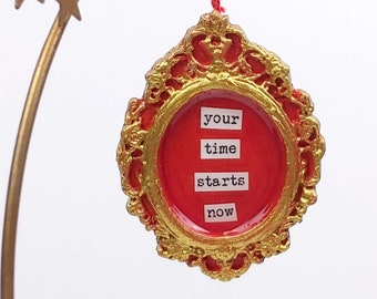 Quote-ornament van Taskmaster: je tijd begint nu, alle informatie staat over de taak, een custom Taskmaster-valentijnscadeau of een verjaardagscadeau