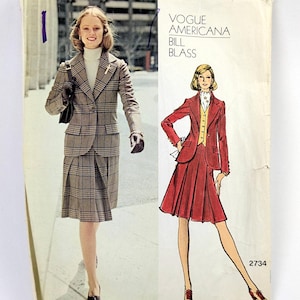 Peut inclure: Patron de couture vintage Vogue Americana Bill Blass. Le patron présente des illustrations de deux tailleurs pour femmes. L'un est un tailleur jupe à carreaux marron, l'autre est un tailleur jupe rouge. Le numéro du patron est 2734.